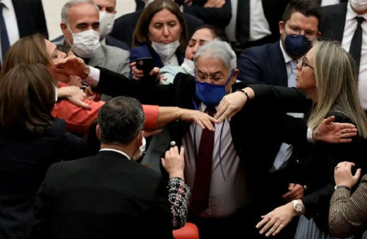 Meclis'te bir ilk! Bu kez kadın milletvekilleri kavga etti erkek milletvekilleri zor ayırdı