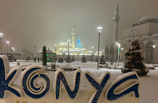Konya beyaza büründü! Vatandaşlar kar yağışını oyun havalarıyla kutladı