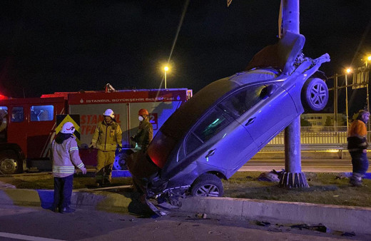  Bakırköy’de virajı alamayan otomobil direkte asılı kaldı! Gören gözlerine inanamadı