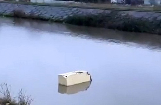 Kocaeli Büyükşehir Belediyesi Instagram'da paylaştı: Kim demiş buzdolabı yüzemez