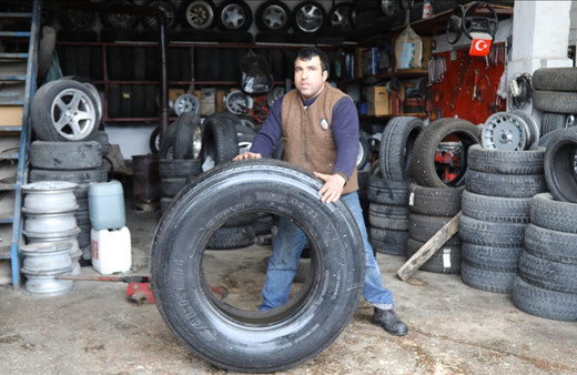 Gündüz lastik tamirinde akşam güreş antrenmanında