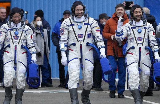 Japon milyarder ile asistanı uzay gezisi sonrası dünyaya döndü