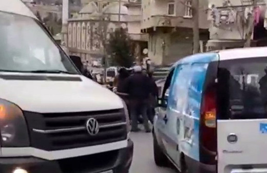 Esenler'de tekme tokatlı yol verme kavgası kameraya yansıdı