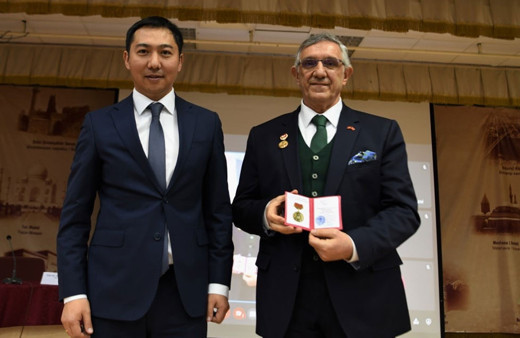 Manas üniversitesi rektörüne büyük onur