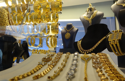 Altın yükselince imitasyona talep patladı! Bileziğin fiyatını duyan akın etti: Merakla bekliyoruz