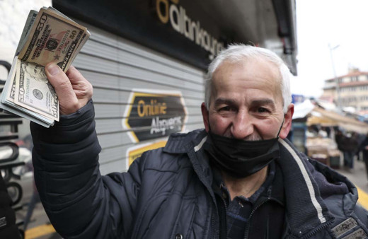 Bugün döviz bürolarında kuyruk vardı! Dolarını kapan panik halinde koştu!