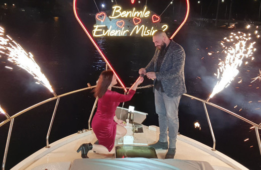 Bursa’da erkek arkadaşına teknede önünde diz çöküp evlenme teklif etti