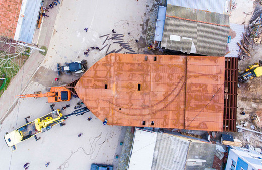 İstanbul'un Fethi’ni andıran görüntü! Devasa tekneyi karadan yürütüp sahile taşıdılar