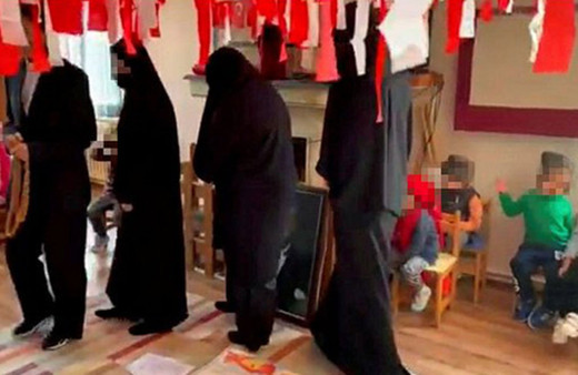 Anaokulunda skandal! Minik öğrencileri çarşaf giyip korkuttular Osmanlı'yı karaladılar