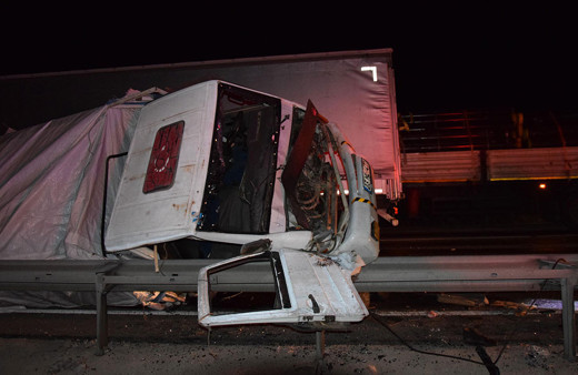 Kamyonet, TIR'a çarptı! Anne ve kızı öldü, 5 kişi de yaralandı