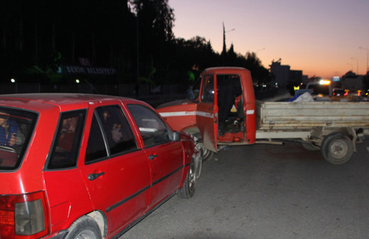 Antalya'da kalp krizi geçirip kamyonetiyle otomobile çarpan sürücü öldü
