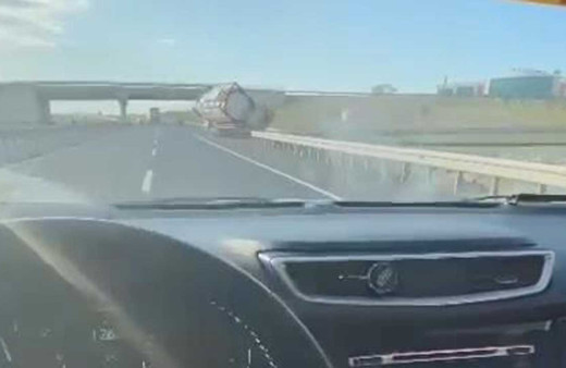 Seyir halinde video çekerken önünde TIR devrildi; çarpmaktan son anda kurtuldu