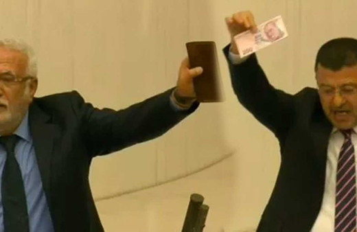 CHP'li Veli Ağbaba cüzdanını Meclis kürsüsünde unuttu! AK Partili Elitaş'ın açıklaması bomba