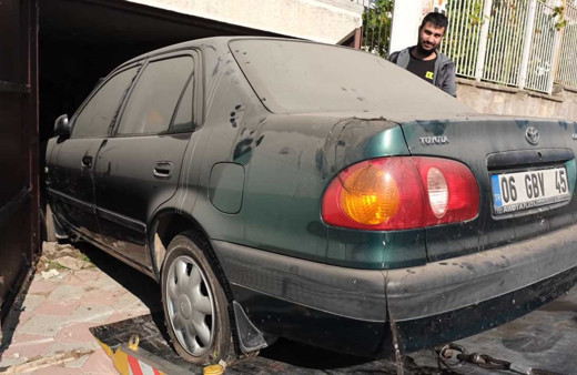 21 yıl küflü garajda kaldı oğlu ve eşinin dahi haberi olmadı 3162 km'deki Toyota Corolla yola çıktı