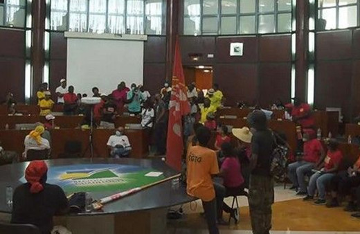 Aşı karşıtı protestocular meclisi bastı! 'Zorunlu aşıya hayır' pankartı astılar