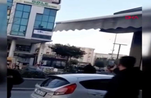 Esenyurt'ta kardeşlerin silahlı çatışmasını çevredekiler kayda aldı o anlar kamerada