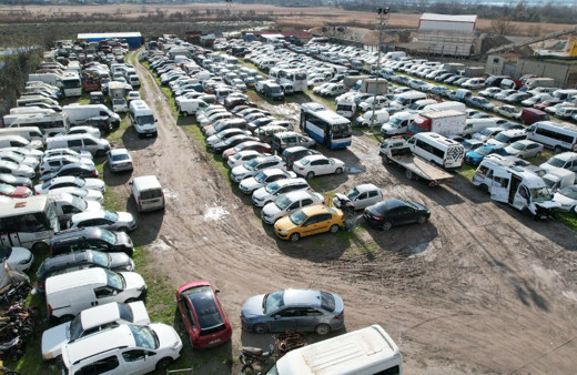 Kocaeli'de yüzlerce araç yediemin otoparkında çürümeye terk edildi