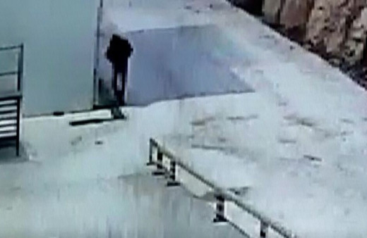 Gaziantep'te patlamadan saçılan taş güvenlik görevlisinin kafasına mermi gibi saplandı