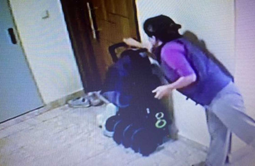 Suçluyu bulmak için evin kapısına gizli kamera yerleştirdi görüntüleri izleyince gözlerine inanamadı