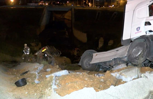 Sancaktepe'de oksijen yüklü tır dereye uçtu 