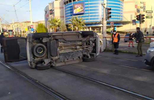 Güngören'de tramvay yolunda iki araç çarpıştı