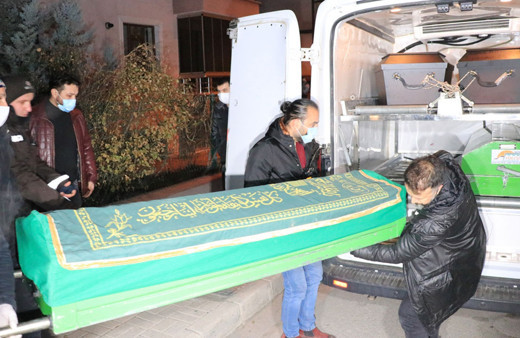 Erzincan'da kardeşi tarafından bıçaklanan öğretmen hayatını kaybetti