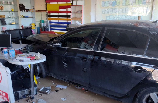 İzmir'de alkollü sürücü polisten kaçarken iş yerine daldı