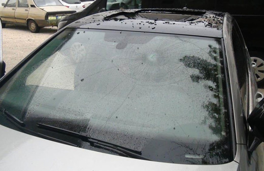 Polisin telefonuyla aracının başına gitti gördüğü manzara karşısına şoke oldu