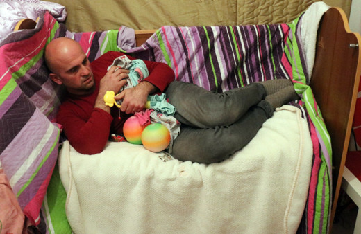 Sakarya'da Rus eşi 2 çocuğunu alarak sırra kadem basan çaresiz baba yardım bekliyor