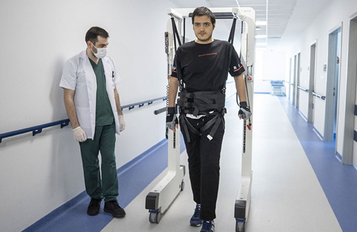 Emniyet kemeri takmadı bu hale geldi 'robotik rehabilitasyon' ile ayağa kalktı