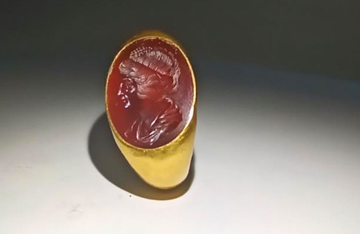 Çorum'da film gibi operasyon! 1500 yıllık altın yüzük ele geçirildi