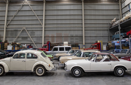 İzmir'de restore ettirdiği eski araçlardan koleksiyon oluşturdu hepsi gıcır gıcır çalışır durumda