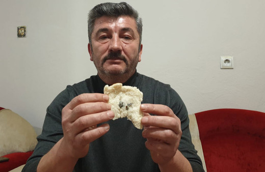 Ekmeğin içinden çıkanı görünce şok oldu! 2 yıllık ekmeğini bedava verilim şikayet etme