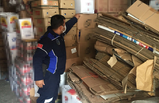 Adana'da gıda stoğu olan depoya baskın! Ayçiçek yağı, bakliyat ve tuvalet kağıdı çıktı