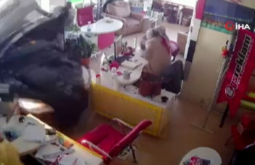 İzmir'de araç kontrolden çıkıp dükkana daldı! Kadınlar hayatının şokunu yaşadı: İşte o anlar...