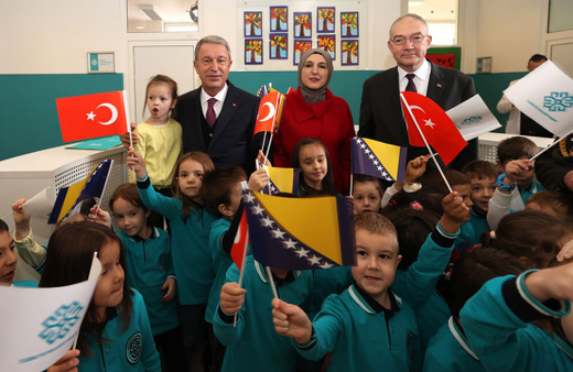 Milli Savunma Bakanı Hulusi Akar'a Boşnak öğrencilerden 'Plevne Marşı' sürprizi