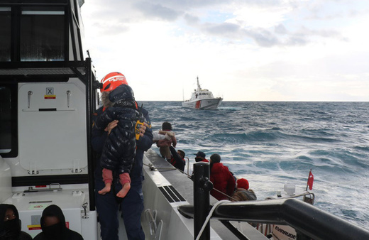 İzmir açıklarında göçmen teknesi battı; 2 kişi öldü, 24 kişi kurtarıldı