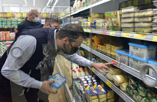 İstanbul Tuzla'da beyaz peynirdeki 20 liralık fiyat oyununu zabıta ekipleri affetmedi