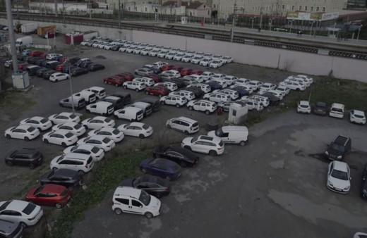 İstanbul Zeytinburnu'nda bir otopark dolusu sıfır araç