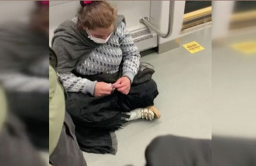 Metro durağında dilenen kadın herkesin içinde paraları saydı o anlar kamerada