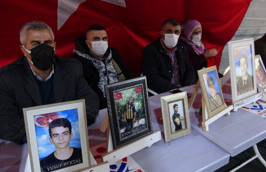 Evlatlarından ayrı yeni yıla giriyor! Kardeşine seslendi: Herkesin morali bozuk