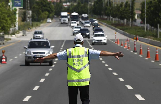Su seviyesi yükseldi yol trafiğe kapatıldı! Sürücüler dikkat açıklama geldi