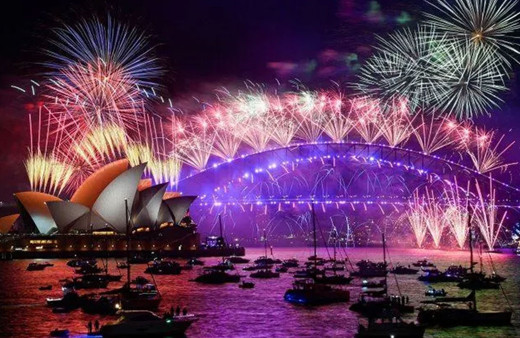 Dünyada 2022'ye ilk o ülkeler girdi! Yeni yılda renkli görüntüler