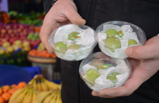 Balıkesir'de erik 1000 liradan tezgaha indi