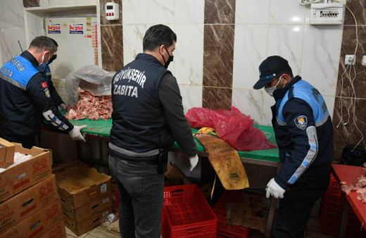 Adana Yüreğir'de 2 ton sağlıksız tavuk etine el konuldu