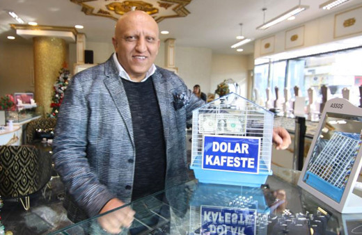 Kırşehir'de bir kuyumcu doları kafese koydu 'dolar sakin bir yerde dursun elinizi yakmasın' dedi