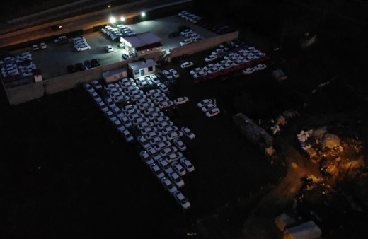 İstanbul Arnavutköy'de otoparkta bekleyen sıfır araçlar dikkat çekti