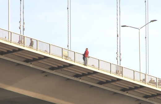 İstanbul 15 Temmuz Şehitler Köprüsü'nde bir kişi intihar etmek için korkuluğa çıktı