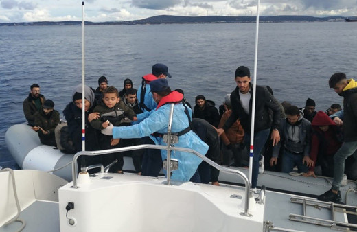 İzmir'de Yunanistan unsurlarınca geri itilen 318 düzensiz göçmen kurtarıldı