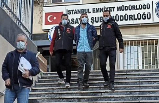 Parkta dehşet! Defalarca satırla kafasına vurdu